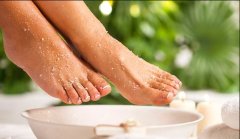 पैरों पर जमी डेड स्किन निकालने के लिए बहुत ही उपयोगी हैं होममेड स्क्रब