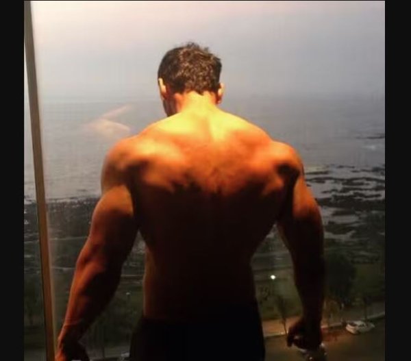 जॉन अब्राहम ने शाहरुख खान की फिल्म 'पठान' में विलेन का रोल निभाकर दर्शकों का खूब दिल जीता है. 17 दिसंबर को एक्टर 51 साल के हो चुके हैं. ऐसे में हम आपको उनके आलीशान विला की झलक दिखा रहे हैं. दरअसल जॉन अब्राहम मुंबई में करोड़ों की कीमत वाले ‘द स्काई विला में रहते हैं. जिसका इंटीरियर से लेकर फर्नीचर तक सब कुछ बेहद शानदार है.जॉन का ये लग्जरी होम मुंबई के बांद्रा इलाके में है. जो कि एक सी-फेस‍िंग पेंटहाउस है. इसे एलन अब्राहम, एंका फ्लोरेस्कु और अनाहिता शिवदासानी की टीम ने डिजाइन किया है.