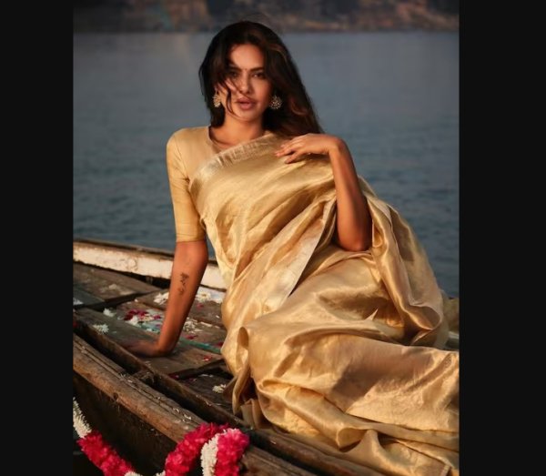 बॉलीवुड एक्ट्रेस ईशा गु्प्ता हमेशा अपनी बोल्डनेस और खूबसूरती के कारण फैंस के बीच लाइमलाइट बटौरती रहती हैं। एक्ट्रेस जब भी अपनी फोटोज इंस्टाग्राम पर पोस्ट करती हैं तो फैंस अक्सर उनके लुक्स की तारीफ करते नहीं थकते हैं। हाल ही में एक्ट्रेस ने अपना लेटेस्ट साड़ी लुक फैंस के साथ शेयर किया है। इन तस्वीरों में उनका सिंपल एंड एलिगेंट लुक देखकर फैंस दीवाने हो गए हैं। देखिए एक्ट्रेस की हॉट फोटोज..