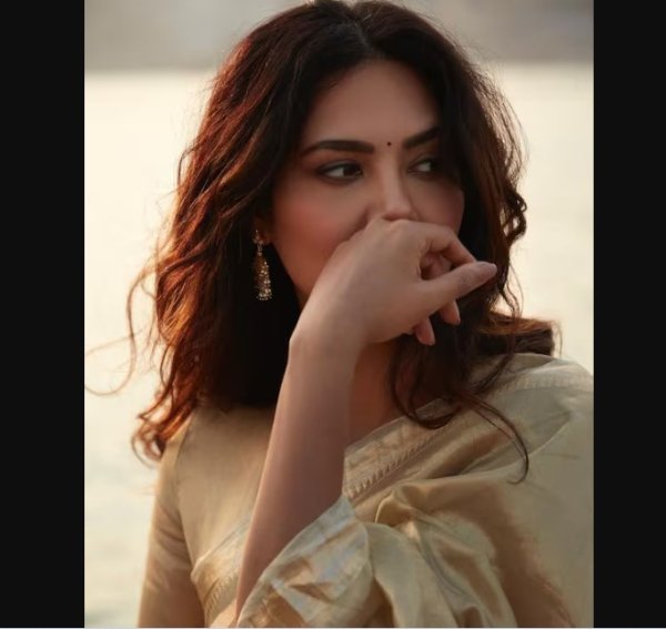 बॉबी देओल के साथ वेब सीरीज ‘आश्रम 2’ में नजर आने वाली एक्ट्रेस ईशा गुप्ता ने एक बार फिर अपनी कुछ बोल्ड तस्वीरें इंस्टाग्राम अकाउंट पर शेयर की हैं. जो फैंस को काफी पसंद आ रही हैं.ईशा गुप्ता बी-टाउन की वो एक्ट्रेस हैं. जो अपनी एक्टिंग से ज्यादा ग्लैमरस और बोल्ड लुक को लेकर सोशल मीडिया पर सुर्खियां बटोरती रहती हैं. हाल ही में एक्ट्रेस अपने लेटेस्ट फोटोशूट की कुछ तस्वीरें अपने इंस्टाग्राम अकाउंट पर शेयर की हैं. जिसमें वो बेहद हसीन लुक में नजर आईं.इन तस्वीरों में गोल्डन कलर की सिल्क साड़ी पहने हुए ईशा गुप्ता बनारस घाट पर नाव में बैठकर कैमरे के लिए पोज दे रही हैं.