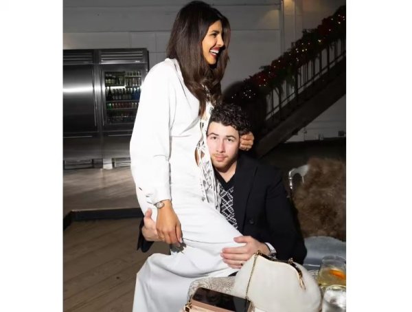 प्रियंका चोपड़ा ने बीती रात अपने घर में क्रिसमस का प्री सेलेब्रिशन किया है. एक्ट्रेस ने इसकी कुछ स्पेशल तस्वीरें भी शेयर की हैं, इंस्टाग्राम पर शेयर की गई इस फोटो में प्रिंयका अपने पति निक जोनस की गोद में बैठी नजर आ रही हैं. फैंस को कपल की ये तस्वीरें काफी पसंद आई है.