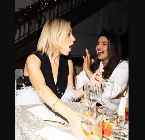 प्रिंयका ने अपने घर में क्रिसमस का प्री सेलिब्रेशन रखा, जिसमें उन्होंने अपने और निक के कुछ दोस्तों को इवाइट किया था. अपनी इस पार्टी के लिए प्रियंका ने इनविटेशन कार्ड भी बनवाए थे, जिसकी झलक इस तस्वीर में देखने को मिल रही है.