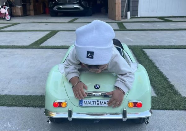 प्रिंयका और निक की लाडली मालती पार्क में झूमे में बैठी नजर रही हैं. इस दौरान वे बेहद क्यूट लग रही हैं.एक्ट्रेस ने पार्टी से पहले भी अपनी लाडली मालती के साथ मस्ती की, जिसकी झलक इस तस्वीर में देखने को मिल रही है.