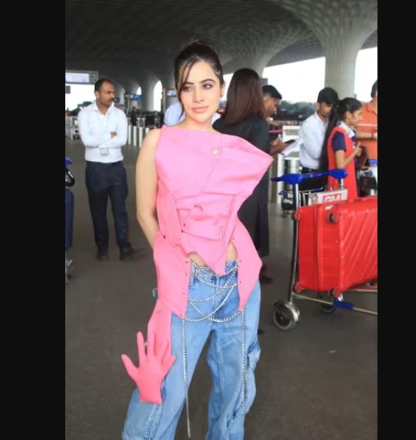 हर दिन उर्फी जावेद एक नया लुक देखने को मिलता है .जिसे देखकर हर कोई हैरान रह जाता है उर्फी आए दिन अपने आउटफिट के साथ एक्सपेरिमेंट करती रहती हैं. जिसकी फोटोज सोशल मीडिया पर खूब वायरल होती हैं. एक बार फिर उर्फी ने अपने आउटफिट के साथ एक्सपेरिमेंट किया है. वह नए लुक में एयरपोर्ट पर स्पॉट हुईं.उर्फी ने इस बार सर्दियों में जैकेट को सीधा नहीं बल्कि उल्टा पहन लिया है. जी हां... उन्होंने अपने इस लुक को जीन्स के साथ कंप्लीट किया.