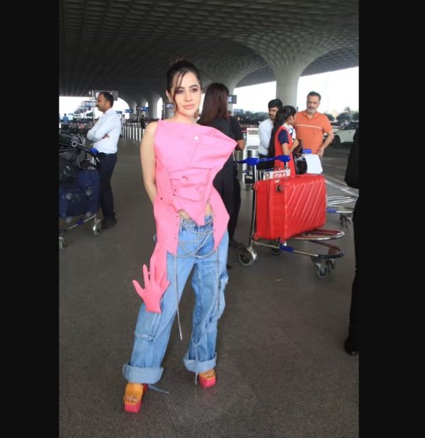 उर्फी का ये अतरंगी स्टाइल सोशल मीडिया पर वायरल हो रहा है और एक बार फिर उर्फी ट्रोल्स के निशाने पर आ गई हैं.एक यूजर ने कमेंट किया- वो साइड से हाथ लटक रहा है. वहीं दूसरे ने लिखा- एक ही ड्रेस में सारी ड्रेस फिक्स करवा ली.