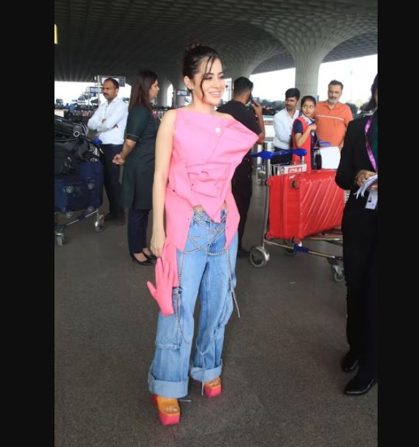 एक यूजर ने लिखा- इसके डिजाइनर को भारत सरकार के द्वारा 21 तोपों की सलामी दी जाएगी.उर्फी सोशल मीडिया पर काफी एक्टिव रहती हैं और आए दिन अपने नए लुक में फोटोज और वीडियो भी शेयर करती रहती हैं.