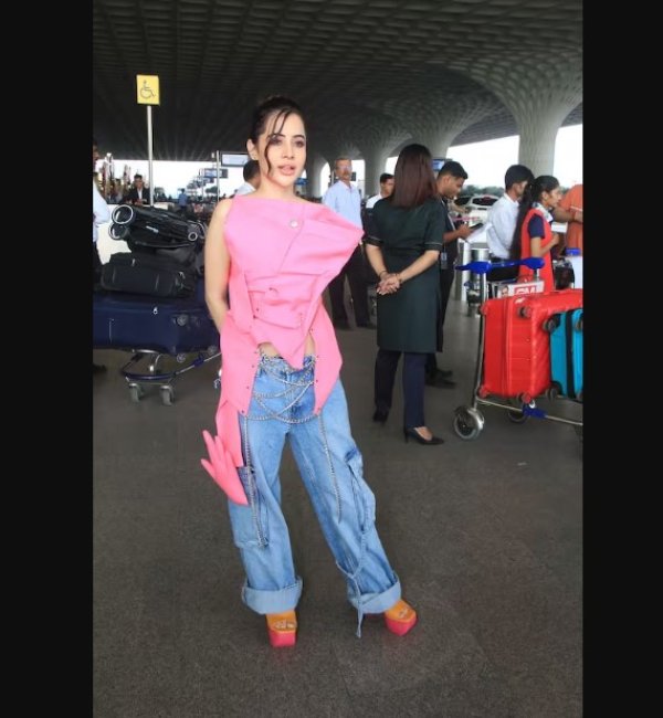 उर्फी जावेद अपने अतरंगी कपड़ो की वजह से जानी जाती है हमेशा अपने फैशन से लोगों का दिमाग हिलाने देने वाली उर्फी जावेद किसी ना किसी वजह से चर्चा में बनी रहती है। आपको बता दे इस बार फिर से उर्फी ने कुछ ऐसा पहन लिया, जिसे देखकर यूजर्स का दिमाग हिल गया. जी हां, आपने बिल्कुल सही पड़ा ,उर्फी जावेद ने इस बार फिर से कुछ ऐसा पहना है, जिसे देखकर हर कोई हैरान है। , वही एक बार फिर उर्फी जावेद सोशल मीडिया पर जमकर ट्रोल्स के निशाने पर आ गई.