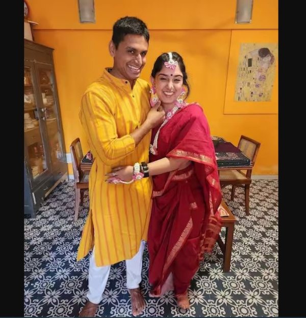 अपने प्री वेडिंग फंक्शन के लिए इरा ने रेड कलर की साड़ी पहनी थी. आमिर खान की लाडली ने अपने लुक को फ्लोरल ज्वैलरी और रेड कलर की बिंदी के साथ कंप्लीट किया था. वहीं इरा के मंगेतर नुपुर ने येलो कुर्ता पायजमा पहना था. इस तस्वीर में कपल एक दूसरे को प्यार से गले लगाए हुए नजर आ रहा है.