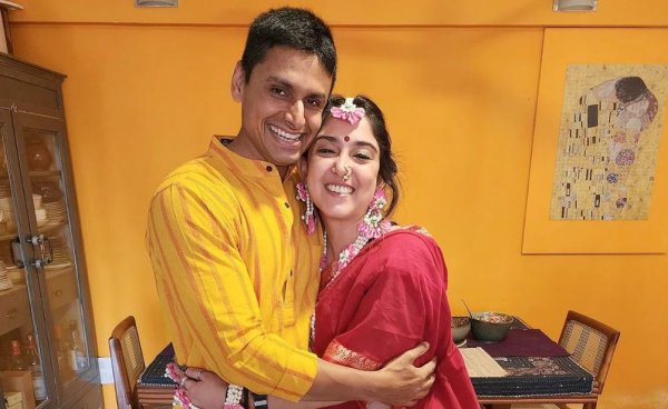 अपनी केलवन सेरेमनी से नई तस्वीरें शेयर करते हुए इरा ने कैप्शन में लिखा, “केलवन 2, उखाना 2, आई लव हिम सो सो मच.”तस्वीरों में इरा और नुपुर काफी खुश लग रहे हैं और एक दूसरे के साथ मस्ती करते हुए भी नजर आ रहे हैं.