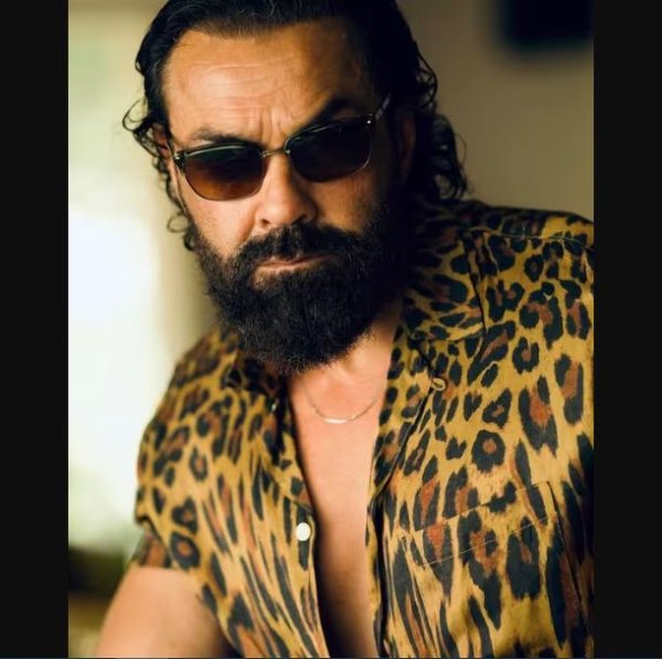 बॉबी देओल की इन तस्वीरों की फैंस तो जमकर तारीफ कर ही रहे हैं. साथ ही सेलेब्स भी एक्टर की पोस्ट पर खूब प्यार बरसा रहे हैं. सनी देओल ने अपने भाई की पोस्ट पर कई सारी दिल की इमोजी बनाई है.एक वक्त था जब बॉबी देओल का करियर बिल्कुल डूब गया था. लेकिन अब एक बार फिर एक्टर ने बॉलीवुड पर अपना दबदबा बना लिया है.