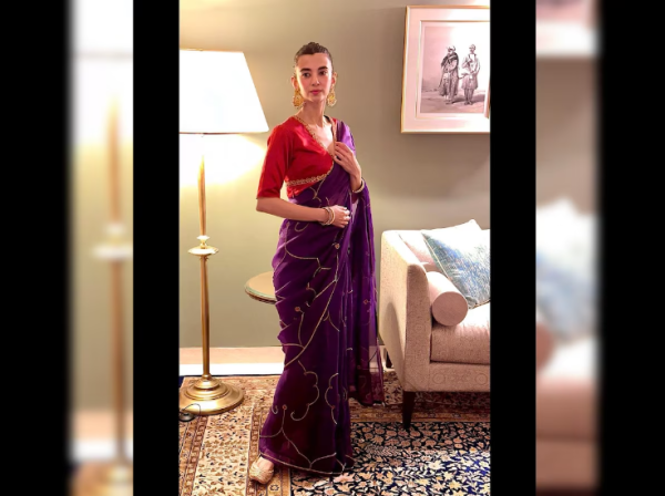 ऋतिक की गर्लफ्रेंड सबा आजाद ने पर्पल कलर की साड़ी में अपनी एक प्यारी तस्वीर को सोशल मीडिया पर शेयर कर खुलासा किया है कि ये तस्वीर उनके बॉयफ्रेंड ने क्लिक की थी. कैप्शन में बताया कि इस फोटो को ऋतिक रोशन ने क्लिक किया है. ऋतिक रोशन और सबा आजाद अक्सर एक-दूसरे के साथ प्यार भरे पोस्ट और तस्वीरें शेयर करते रहते हैं.