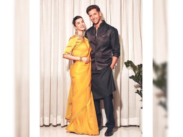 शनिवार को, सबा आज़ाद ने अपने इंस्टाग्राम अकाउंट पर साड़ी में अपनी एक खूबसूरत तस्वीर शेयर की. उन्होंने इसे लाल रेशम ब्लाउज और सुंदर झुमकों के साथ जोड़कर स्टाइल को बढ़ाया. उन्होंने एथनिक आउटफिट को गोल्डन जूतियों के साथ पेयर किया और अपने बालों को पीछे की ओर बड़े करीने से जूड़े में बांधा.