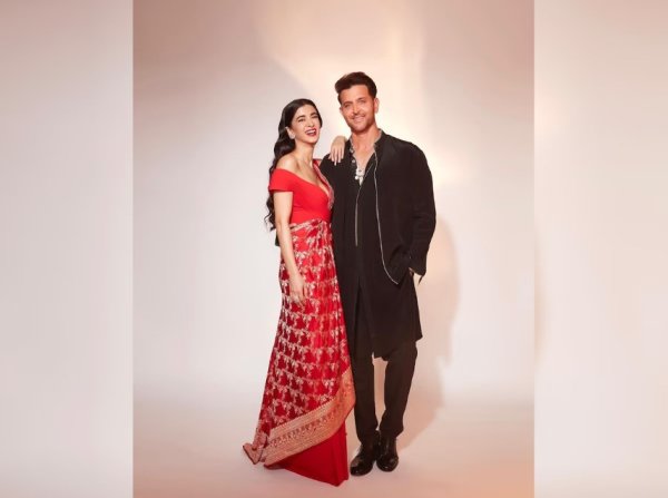 तस्वीर में सबा आज़ाद बेहद खूबसूरत और आकर्षक लग रही थीं! पोस्ट के कैप्शन में उन्होंने उस तस्वीर को क्लिक करने का श्रेय अपने बॉयफ्रेंड ऋतिक रोशन को दिया.ऋतिक रोशन और सबा आज़ाद एक-दूसरे की पोस्ट पर प्यारे-प्यारे कमेंट करने से कभी नहीं कतराते. सबा आजाद अक्सर ऋतिक रोशन के साथ स्पॉट होती रहती हैं और अब तो दोनों ने खुलकर एक-दूसरे के प्रति अपने प्यार का इजहार कर दिया है .