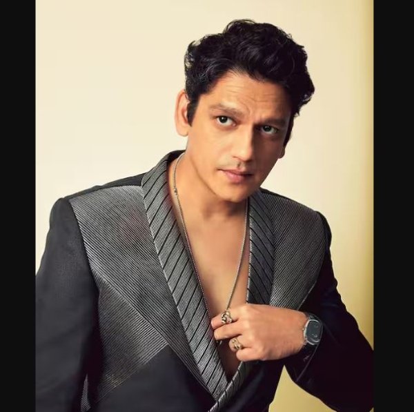 तमन्ना भाटिया ने अपनी शादी को लेकर कहा था कि- किसी भी इंसान को शादी तक करनी चाहिए जब वो खुद करना चाहे, क्योंकि ये एक बहुत बड़ी जिम्मेदारी है. बता दें कि, वियज वर्मा और तमन्ना भाटिया की लव स्टोरी वेब सीरिज लस्ट स्टोरी के सेट पर शुरू हुई थी. इस सीरीज में दोनों काफी बोल्ड सीन दिए थे.
