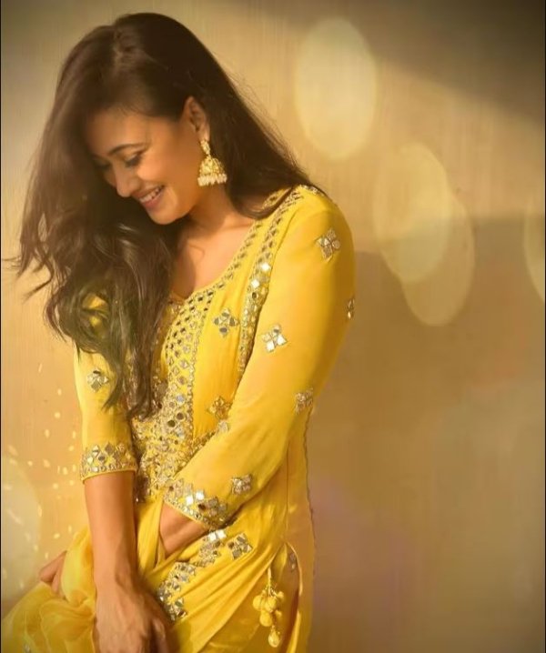 एक्ट्रेस ने अपने इंस्टाग्राम पर ट्रेडिशनल आउटफिट में कुछ फोटोज शेयर की हैं, जिनमें श्वेता बेहद खूबसूरत लग रही हैं. श्वेता ने फेस्टिव सीजन का ख्याल रखते हुए मिरर वर्क वाला येलो शरारा सूट पहना हुआ है. जिसे साथ उन्होंने हैवी झूमके पहने हुए हैं.
