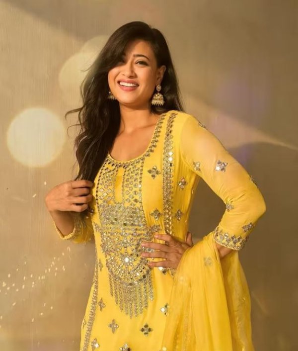 एक्ट्रेस के इस ट्रेडिशनल लुक को देख फैंस भी उनपर अपना दिल हार बैठे हैं. फोटो शेयर करते हुए उन्होंने कैप्शन में लिखा- पंचमीबता दें कि, इन दिनों नवरात्रि का त्योहर चल रहा है. ऐसे में हर सेलेब्स अपने ट्रेडिशनल लुक से फैंस को इंप्रेस करते दिख रहे हैं.