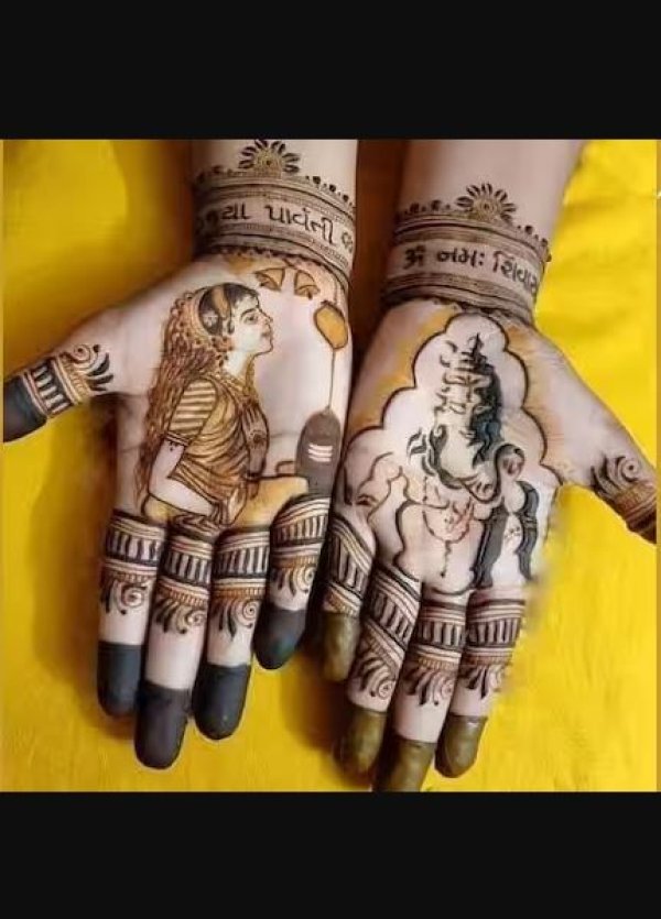 करवा चौथ के पर्व के मौके पर आप शिव पार्वती के ये लेटेस्ट डिजाइन भी मेंहदी पर बनवा सकते हैं. एक हाथ पर शिव जी और एक हाथ पर पार्वती जी का ये डिजाइन बिलकुल नया है.