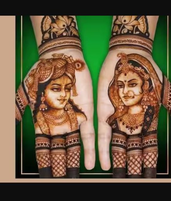 करवा चौथ के मौके पर आप राधा कृष्ण का ये प्यार और शानदार डिजाइन भी बनवा सकत हैं. एक हाथ पर कृष्ण जी और दूसरे हाथ पर राधा रानी.
