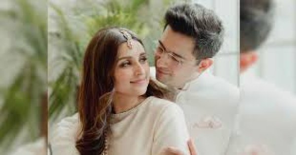 बॉलीवुड एक्ट्रेस परिणीति चोपड़ा इस समय सुर्ख़ियों में बनी हुई है. बता दें कि फिल्म इंडस्ट्री में परिणिति की प्रेग्नेंसी को लेकर अफवाहें उड़ीं है. दरअसल यह अफवाह तब शुरू हुई जब वे अपनी फिल्म 'चमकीला' के ट्रेलर लॉन्च पर पहुंची थी. इस दौरान एक्ट्रेस ढीला-ढाला काफ्तान पहनकर गई थी. जिसके बाद लोगों को लगा कि परिणिति चोपड़ा प्रेग्नेंट है. इसके बाद यह अफवाह चारों और फ़ैल गया.