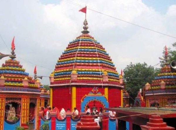 इस मंदिर में देवी छिन्नमस्तके नग्न अवस्था में प्रेम के देवता कामदेव और प्रेम की देवी रति के ऊपर कमल पर खड़ी हुई हैं . माँ छिन्नमस्तके के गर्दन से रक्त की तीन धाराएं भी बह रही हैं और देवी माँ के दाहिने हाथ में हथियार हैं,वही बाएं हाथ में माँ छिन्नमस्तके का सर हैं.मंदिर अपनी तांत्रिक शैली और क्रियाओं के लिए  मशहूर हैं. दुनिया भर के लोग यहाँ तांत्रिक सिद्धि पाने के लिए आते हैं.


छिन्नमस्ता देवी की पूजा से शत्रुओं पर विजय प्राप्‍त करने के लिए की जाती हैं.  बता दे की ,यहाँ तंत्र-मंत्र कि क्रियाओं से लोग माँ की पूजा करने आते हैं.वही बलि चढ़ाकर और तंत्र साधना के जरिए भक्‍त अपनी चाहतो को पूरा करते हैं. साथ ही इस मंदिर में रोजाना सैकड़ो बकरो की बलि भी दी जाती हैं.