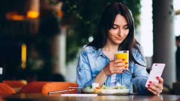 फोन देखकर खाना खाने की आदत से आंतों पर असर

डॉक्टरों के अनुसार, जब लोग फोन देखते हुए खाना खाते हैं, तो अक्सर खाना ठीक से चबाया नहीं जाता। इससे आंतों को खाना पचाने के लिए ज्यादा मेहनत करनी पड़ती है। आंतों की खराब सेहत कई समस्याओं को जन्म देती है। उदाहरण के लिए, माइक्रोबायोम (आंतों में मौजूद लाभकारी बैक्टीरिया) का संतुलन बिगड़ जाता है, जिससे इम्यूनिटी कमजोर होती है, नींद पर असर पड़ता है और पेट की समस्याएं बढ़ जाती हैं।

सोशल मीडिया और डिजिटल दुनिया के इस दौर में लोग अपने भोजन का आनंद लेने की बजाय स्क्रीन पर ध्यान देते हैं। शुरुआत में ऐसा करना आसान और मजेदार लगता है, लेकिन लंबे समय में इसका असर पाचन तंत्र और शरीर की समग्र स्वास्थ्य पर पड़ता है।