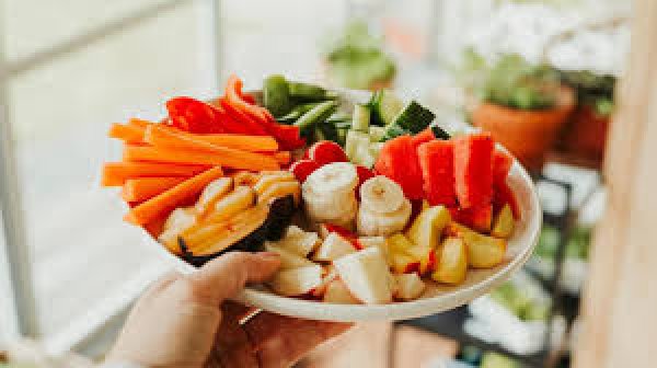 अपनी सेहत का ध्यान कैसे रखें
बिना फोन देखे भोजन करें – खाना खाते समय ध्यान केवल खाने पर रखें, ताकि पाचन सही हो।
फाइबर और प्रोटीन शामिल करें – दाल, फल और मेवे अपनी डाइट में शामिल करें।
मीठा कम खाएं – अधिक चीनी वाले खाद्य पदार्थ पाचन और इम्यूनिटी दोनों पर असर डालते हैं।
रोज़ एक्सरसाइज करें – हल्की से मध्यम एक्सरसाइज से पाचन और शारीरिक स्वास्थ्य में सुधार होता है।