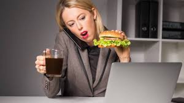 खराब खानपान की समस्या

फास्ट फूड, कम फाइबर और अधिक चीनी वाली चीजें अब हमारी रोजमर्रा की आदत बन चुकी हैं। पैसिफिक वनहेल्थ के प्रिवेंटिव वेलनेस एवं मेटाबॉलिक डिज़ीज़ विभाग के हेड, डॉ. ऐजाज़ इल्मी के अनुसार, साल 2025 की रिसर्च में पाया गया कि लगभग 39% शहरी लोग कम फाइबर वाला आहार लेते हैं और 36% से अधिक लोग अधिक चीनी वाली चीजें खाते हैं।

ये आदतें सिर्फ पेट फूलने या थकान का कारण नहीं बनतीं, बल्कि शरीर में सूजन बढ़ाती हैं और इम्यून सिस्टम पर असर डालती हैं। कई लोग दोपहर के समय थकान, रात में बेचैनी जैसी समस्याओं को सामान्य मान लेते हैं, जबकि ये आंतों की खराब सेहत के संकेत हैं।