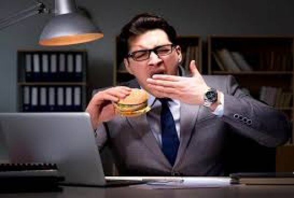 2. देर रात भारी खाना खाना- रात को ज्यादा तला-भुना या भारी खाना खाने से पाचन तंत्र पर दबाव पड़ता है। इससे गैस, एसिडिटी और बेचैनी हो सकती है, जो नींद को खराब करती है। हल्का और जल्दी डिनर करना बेहतर विकल्प है।