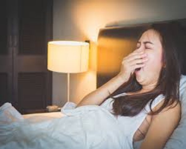 4. अनियमित सोने का समय- हर दिन अलग-अलग समय पर सोना और उठना आपके शरीर की बायोलॉजिकल क्लॉक को बिगाड़ देता है। कोशिश करें कि रोज एक ही समय पर सोएं और उठें, ताकि आपकी नींद का पैटर्न सही बना रहे।