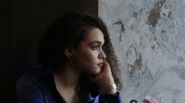 5. ज्यादा सोच-विचार करना- सोने से पहले दिमाग में चिंता, तनाव या दिनभर की बातें सोचते रहना नींद को प्रभावित करता है। इससे दिमाग शांत नहीं हो पाता। इसके बजाय गहरी सांस लेना, मेडिटेशन या हल्की किताब पढ़ना फायदेमंद हो सकता है।