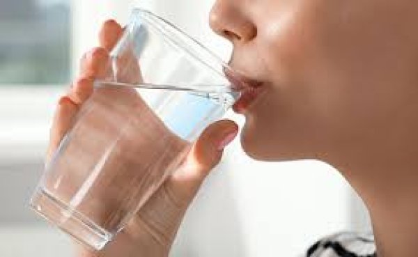 6. सोने से पहले ज्यादा पानी पीना- हालांकि पानी पीना जरूरी है, लेकिन सोने से ठीक पहले ज्यादा पानी पीने से रात में बार-बार बाथरूम जाना पड़ सकता है, जिससे नींद टूटती है। इसलिए सोने से कुछ समय पहले ही पानी पी लें।