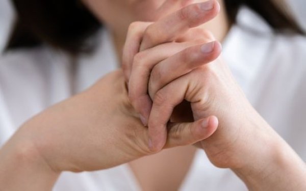 क्या इससे गठिया होता है?

यह एक आम मिथक है कि उंगलियां चटकाने से गठिया (Arthritis) होता है। वैज्ञानिक रूप से यह पूरी तरह साबित नहीं हुआ है, लेकिन इसका मतलब यह नहीं कि यह आदत पूरी तरह सुरक्षित है।