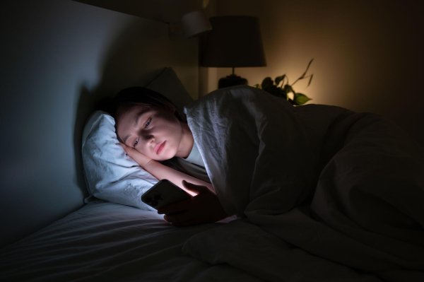 नींद पर नकारात्मक प्रभाव-मोबाइल स्क्रीन से निकलने वाली ब्लू लाइट हमारे मस्तिष्क पर असर डालती है और नींद के हार्मोन (मेलाटोनिन) के उत्पादन को कम कर देती है। देर रात तक फोन इस्तेमाल करने से नींद पूरी नहीं हो पाती, जिससे शरीर की रिकवरी प्रक्रिया प्रभावित होती है। परिणामस्वरूप, इम्यून सिस्टम कमजोर हो जाता है।