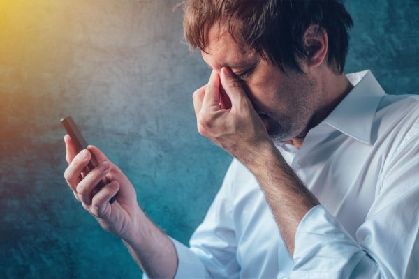 मानसिक तनाव और चिंता- लगातार सोशल मीडिया का उपयोग, नोटिफिकेशन की आदत और डिजिटल ओवरलोड मानसिक तनाव को बढ़ाते हैं। लंबे समय तक तनाव में रहने से शरीर की रोगों से लड़ने की क्षमता कम हो जाती है और व्यक्ति जल्दी बीमार पड़ सकता है।