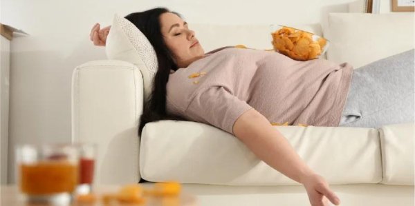 शारीरिक गतिविधि में कमी-अत्यधिक स्क्रीन टाइम के कारण लोग शारीरिक गतिविधियों से दूर होते जा रहे हैं। व्यायाम की कमी से शरीर की ऊर्जा और ताकत घटती है, जिससे इम्यून सिस्टम कमजोर पड़ सकता है।