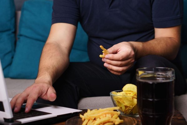 गलत खान-पान की आदतें- मोबाइल देखते हुए खाने की आदत से लोग अक्सर जंक फूड और अनहेल्दी स्नैक्स का सेवन करते हैं। इससे शरीर को जरूरी पोषक तत्व नहीं मिलते और इम्यूनिटी पर बुरा असर पड़ता है।