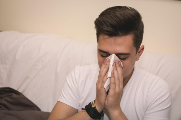 बीमारियों का बढ़ता खतरा- कमजोर इम्यून सिस्टम के कारण शरीर संक्रमणों के प्रति अधिक संवेदनशील हो जाता है। सर्दी-जुकाम, थकान, सिरदर्द और अन्य बीमारियाँ जल्दी होने लगती हैं।