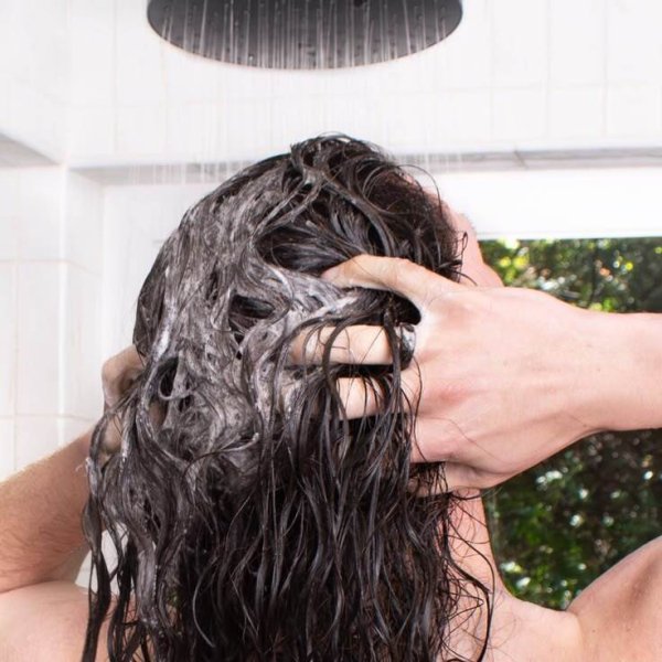 2. माइल्ड शैम्पू का इस्तेमाल करें- गर्मियों में बाल जल्दी गंदे हो जाते हैं, लेकिन रोज शैम्पू करना सही नहीं है।हफ्ते में 2–3 बार माइल्ड या सल्फेट-फ्री शैम्पू से बाल धोएं ताकि प्राकृतिक नमी बनी रहे।