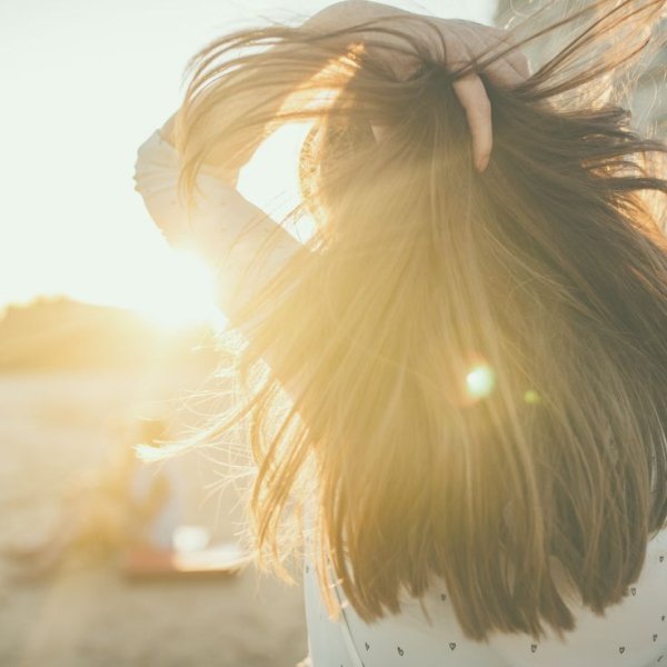 5. धूप से बचाव करें- तेज धूप बालों को कमजोर कर देती है।बाहर जाते समय दुपट्टा, टोपी या स्कार्फ का इस्तेमाल करें ताकि बाल UV किरणों से सुरक्षित रहें।