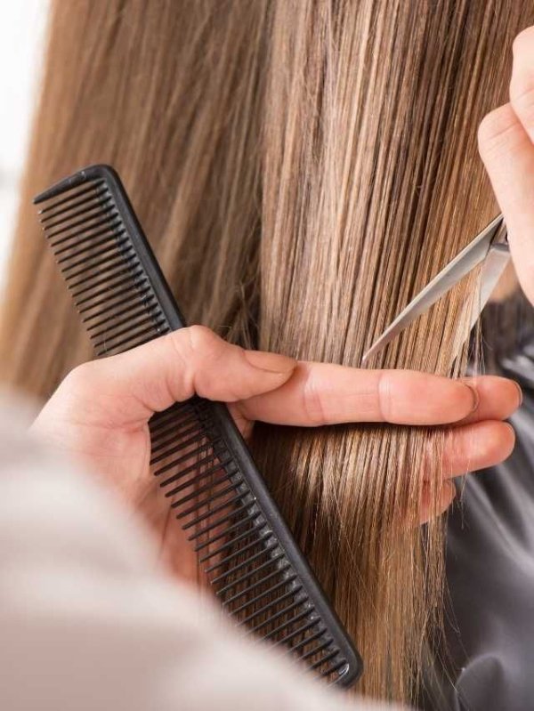 6. नियमित ट्रिमिंग करें- हर 6–8 हफ्ते में बालों के स्प्लिट एंड्स कटवाना जरूरी है। इससे बाल ज्यादा हेल्दी और साफ दिखते हैं।