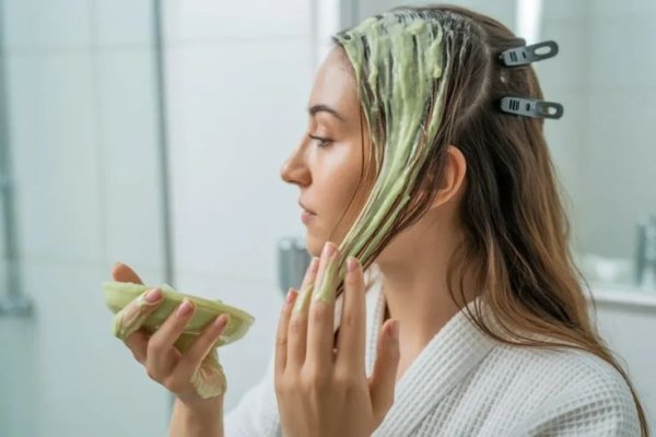 7. नेचुरल हेयर मास्क लगाएं- दही, एलोवेरा और शहद का मास्क बालों को नमी देता है।इसे 20–30 मिनट लगाकर धो लें, इससे बाल मुलायम और चमकदार बनते हैं।