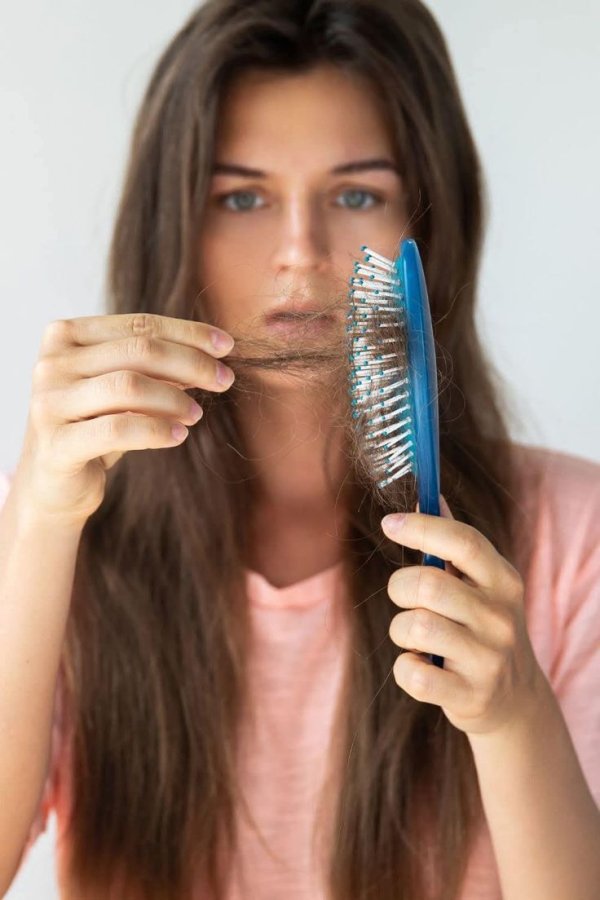 गर्मियों का मौसम तेज धूप, पसीना और धूल लेकर आता है, जिसका सीधा असर हमारे बालों पर पड़ता है। इस मौसम में बाल ज्यादा रूखे, कमजोर और झड़ने लगते हैं। कई लोग इस समस्या से परेशान रहते हैं, लेकिन अच्छी बात यह है कि थोड़ी सी सही देखभाल और रोज़मर्रा की आदतों में बदलाव करके बालों को फिर से स्वस्थ और चमकदार बनाया जा सकता है।