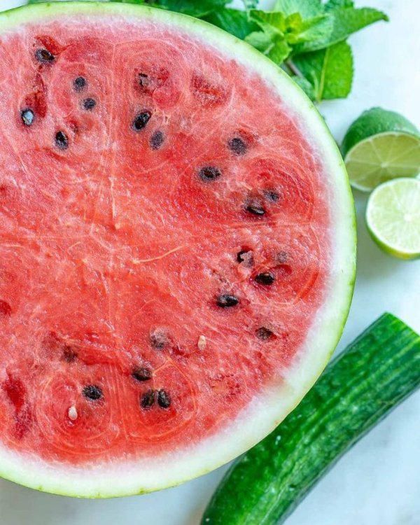 2. ठंडे और हल्के भोजन का सेवन करें- दही, छाछ, खीरा, तरबूज जैसे ठंडक देने वाले खाद्य पदार्थ खाएं, तला-भुना और मसालेदार खाना कम करें.हल्का और आसानी से पचने वाला भोजन लें.