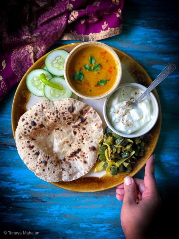 6. समय पर भोजन करें- बहुत देर तक भूखे न रहें. एक समय पर नियमित खाना खाएं. रात का खाना हल्का रखें.