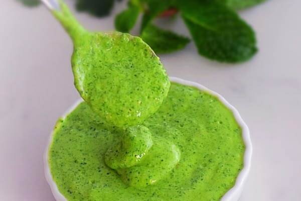 7. ठंडक देने वाली जड़ी-बूटियाँ- पुदीना, सौंफ और धनिया पेट को ठंडा रखते हैं.सौंफ का पानी पीना बहुत लाभदायक होता है.