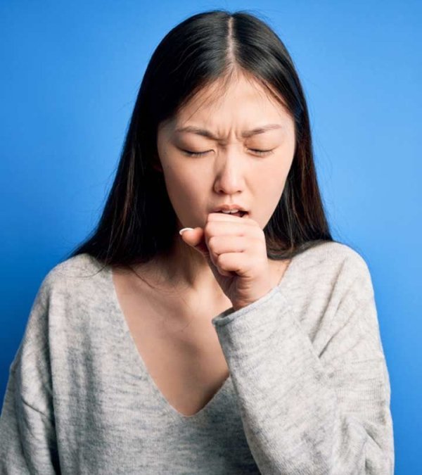 2. सांस से जुड़ी समस्याएं- लगातार ठंडी हवा में रहने से नाक और गले की नलियां सूख सकती हैं। इससे सर्दी, खांसी, एलर्जी और अस्थमा जैसी समस्याएं बढ़ सकती हैं। अगर AC की सफाई नियमित रूप से नहीं होती, तो उसमें जमा धूल और बैक्टीरिया भी संक्रमण का कारण बन सकते हैं।