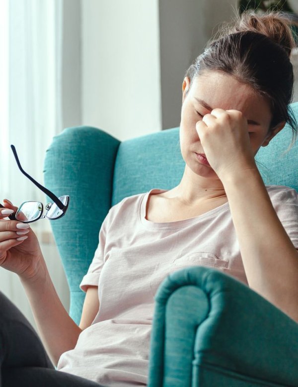 3. सिरदर्द और थकान- बहुत कम तापमान पर AC चलाने से सिरदर्द, चक्कर और थकान महसूस हो सकती है। अचानक गर्मी से ठंडे वातावरण में जाने और फिर बाहर आने से शरीर को एडजस्ट करने में परेशानी होती है।