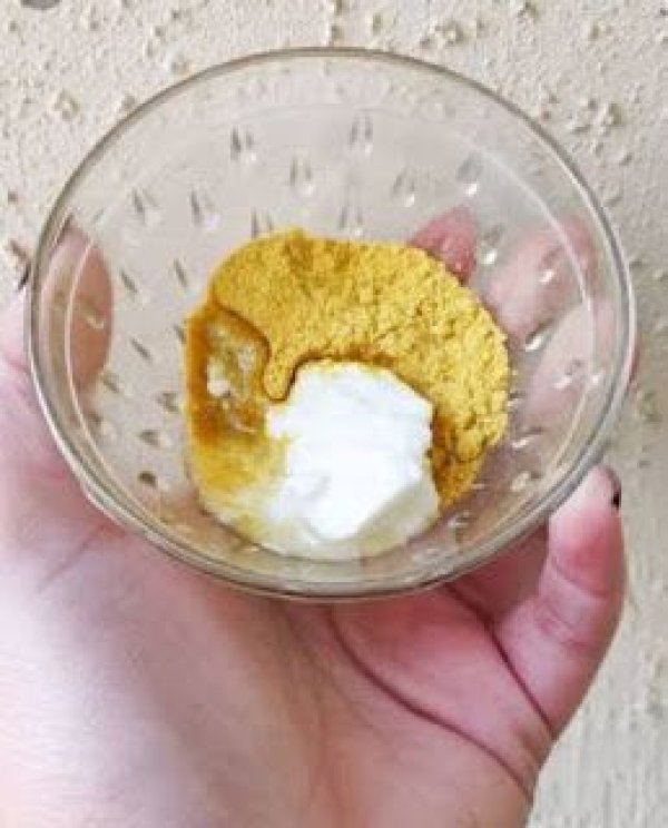 2. बेसन और दही- त्वचा को साफ और उजला बनाने में मदद करता है।2 चम्मच बेसन + 2 चम्मच दही + हल्दी, पेस्ट बनाकर लगाएँ और सूखने पर धो लें।