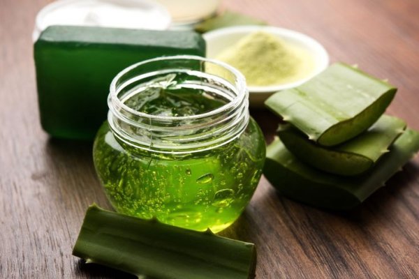 4. एलोवेरा जेल- त्वचा को ठंडक और रिपेयरिंग देता है।रात में लगाकर छोड़ दें।सुबह धो लें।