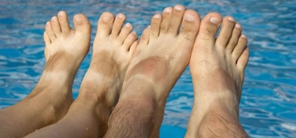 गर्मियों का मौसम आते ही धूप तेज हो जाती है और इसका सीधा असर हमारी त्वचा पर पड़ता है। खासकर पैरों की त्वचा, जो अक्सर खुले में रहती है, वह जल्दी टैन हो जाती है। कई बार हम इस टैनिंग को हल्के में ले लेते हैं और ध्यान नहीं देते, लेकिन धीरे-धीरे यह त्वचा का रंग असमान (uneven skin tone) बना देती है और पैरों की सुंदरता कम कर देती है।


धूप में मौजूद अल्ट्रावायलेट (UV) किरणें त्वचा की ऊपरी परत को प्रभावित करती हैं, जिससे मेलेनिन का उत्पादन बढ़ जाता है। यही कारण है कि त्वचा गहरी और काली दिखने लगती है। कुछ लोगों में यह समस्या हल्की होती है, लेकिन कुछ में यह काफी ज्यादा और जिद्दी (stubborn) टैनिंग बन जाती है, जिसे हटाने में समय लगता है।

अच्छी बात यह है कि पैरों की टैनिंग को हटाने के लिए महंगे ट्रीटमेंट की जरूरत नहीं होती। घर में मौजूद कुछ प्राकृतिक चीज़ों की मदद से आप धीरे-धीरे अपनी त्वचा का रंग सुधार सकते हैं। नियमित देखभाल, सही स्किन केयर रूटीन और थोड़ी सावधानी से आप फिर से साफ, मुलायम और ग्लोइंग स्किन पा सकते हैं।अब आइए जानते हैं ऐसे आसान घरेलू उपाय जिनसे पैरों की टैनिंग कम की जा सकती है।

पैरों की टैनिंग हटाने के घरेलू उपाय-